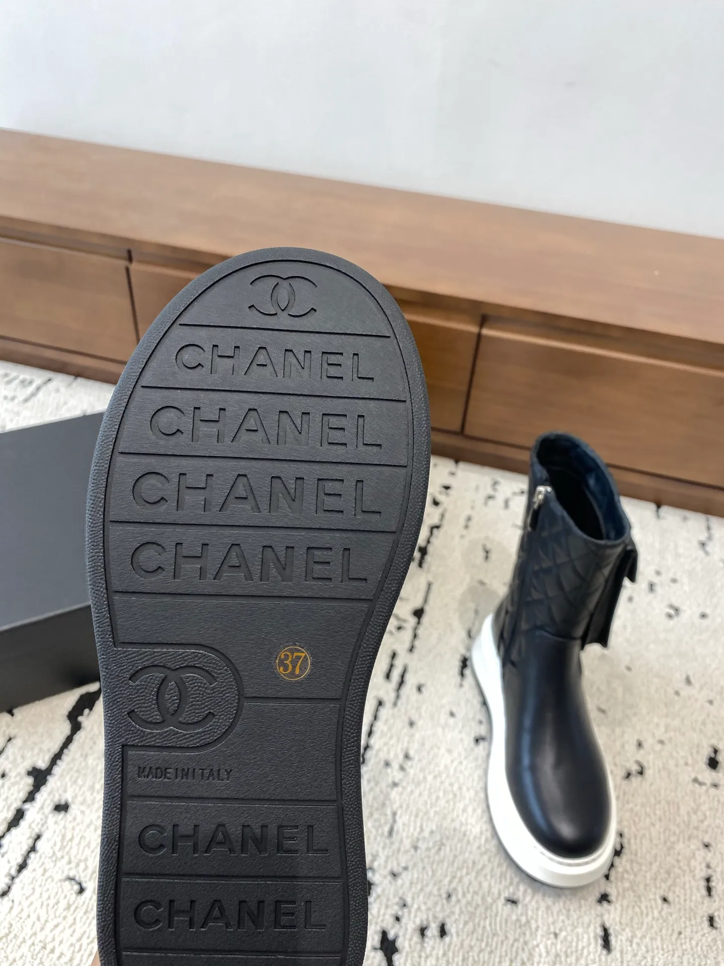 👟👟Ex-factory price 840👟👟 CHANEL 2025s autumn and winter series thick-soled high short boots, high and short are made of imported cowhide respectively, with an additional height of 5cm to show leg length. The boots follow Chanel's classic rhombus pattern, plus a small bag that can be opened to carry small things. Xiao Meimei especially likes it. This is a hot style created by Chanel this autumn and winter. With the traditional inner zipper, it is easy to put on the feet and super comfortable. It is a must-have for this autumn and winter. Upper material: imported cowhide with rhombus microfiber, washed denim ❤︎ Consistently authentic ❤︎ Outsole: original Italian TPU foam outsole Number of yards: 35-40 (40 is custom-made, non-refundable and non-exchangeable) Buy now👉 Buy now👉